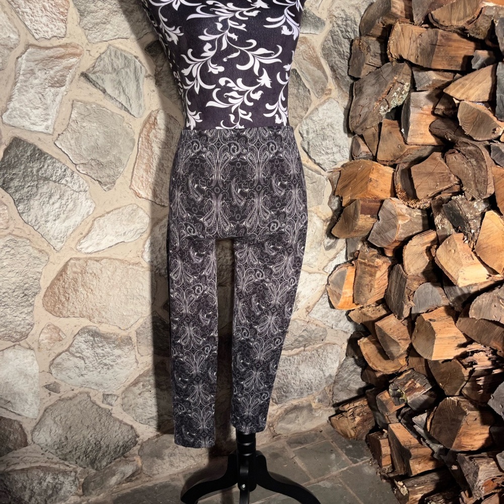 3/$18 First Looks Paisley Print Leggings L/XL